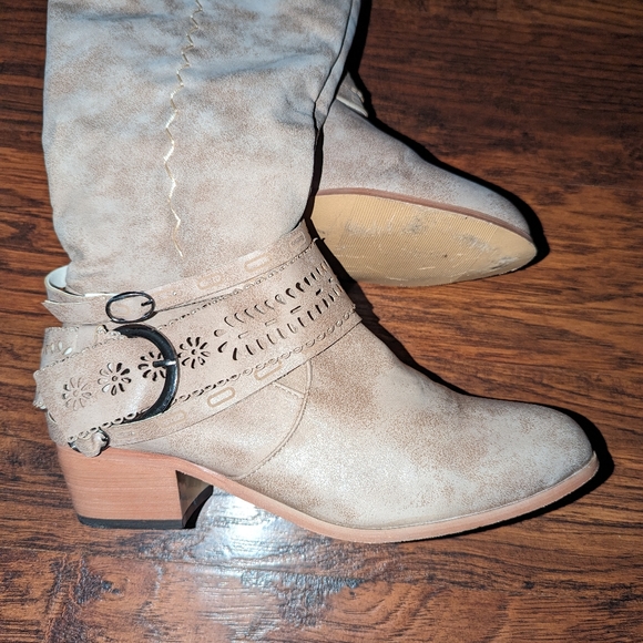 Boots - Picture 4 of 6